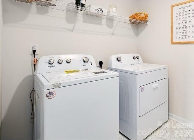 Building Photo - 1720 Vanderlyn St