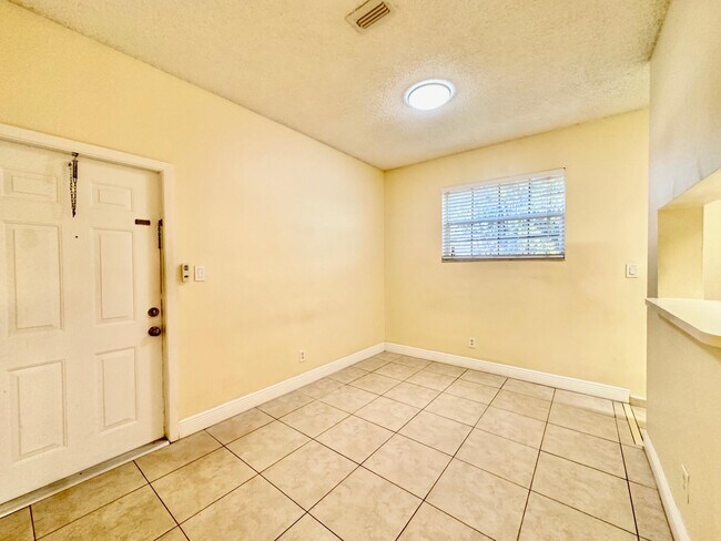 Building Photo - 660 Cypress Club Way