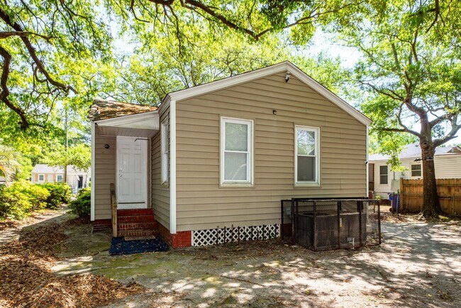 Building Photo - 3 Bedroom, 1 Bathroom Home in Dorchester Terrace - North Charleston
