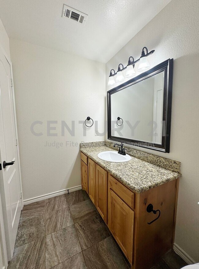 Building Photo - Charming, 2-Story 3/2.5/1 Duplex Ready For Move-In!