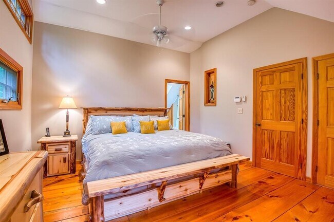 Building Photo - 34 Mirror Lake Dr