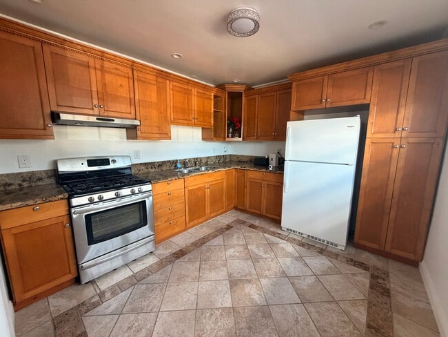 Building Photo - Bright and charming 2 Bedroom / 1 Bathroom home with tons of natural light and plenty of outdoor ...