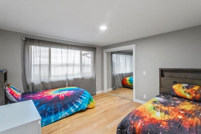 Building Photo - Spectacular View - 3bd/2ba - Custom Remodel - Group and Pet Friendly