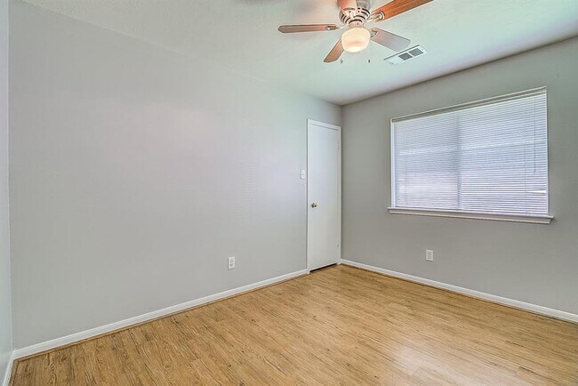 Building Photo - 4826 Linden Pl