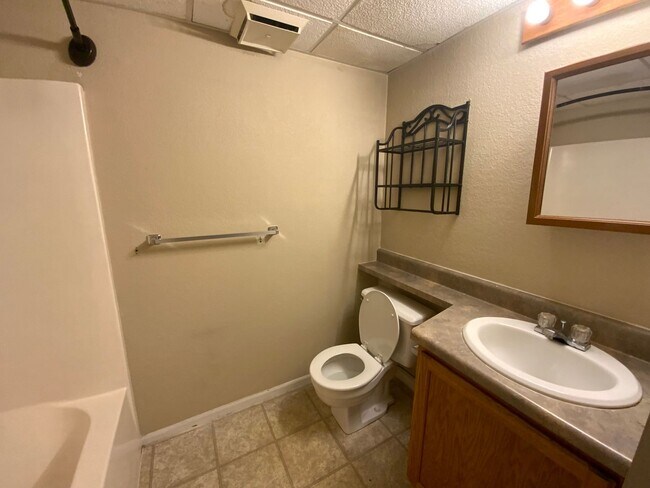 Building Photo - 3 Bedroom 2 Bathroom Duplex