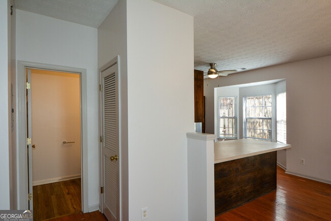 Building Photo - 5460 Hampton Ct