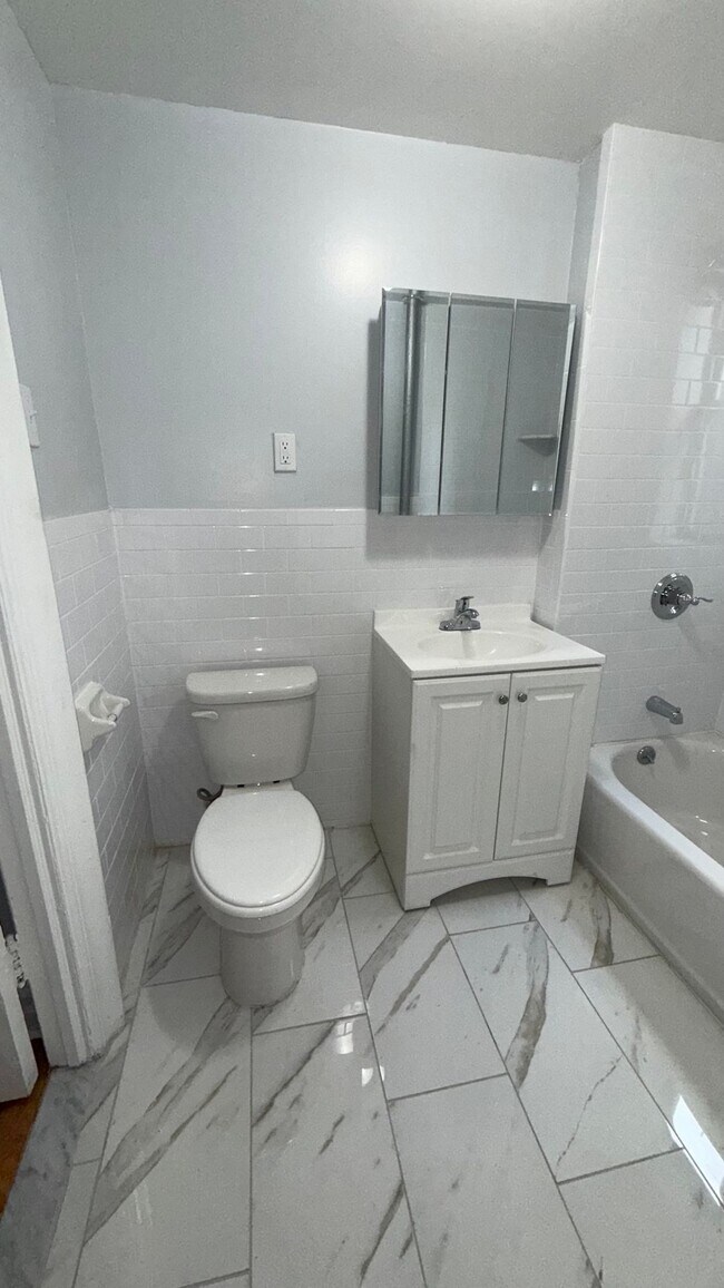 Building Photo - 2684-Highland Arms Realty