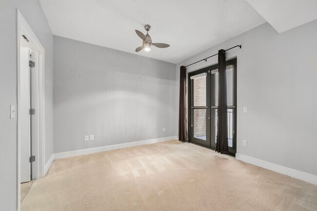 Building Photo - Available Now! High End 1 Bed/ 1 Bath in Amenity Rich Building