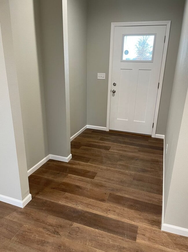 Building Photo - 4 bed 2 bath 2 Car Garage! 1/2 off 1st Months Rent!!