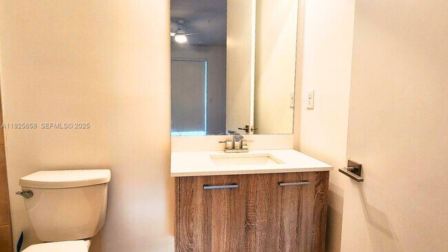 Building Photo - 460 NE 35th Ct