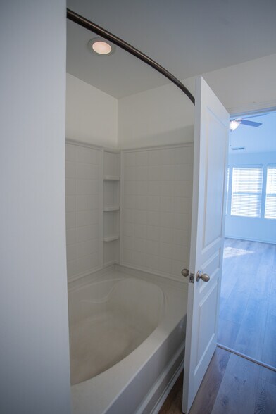 Large tub in Primary - 814 Bryant St