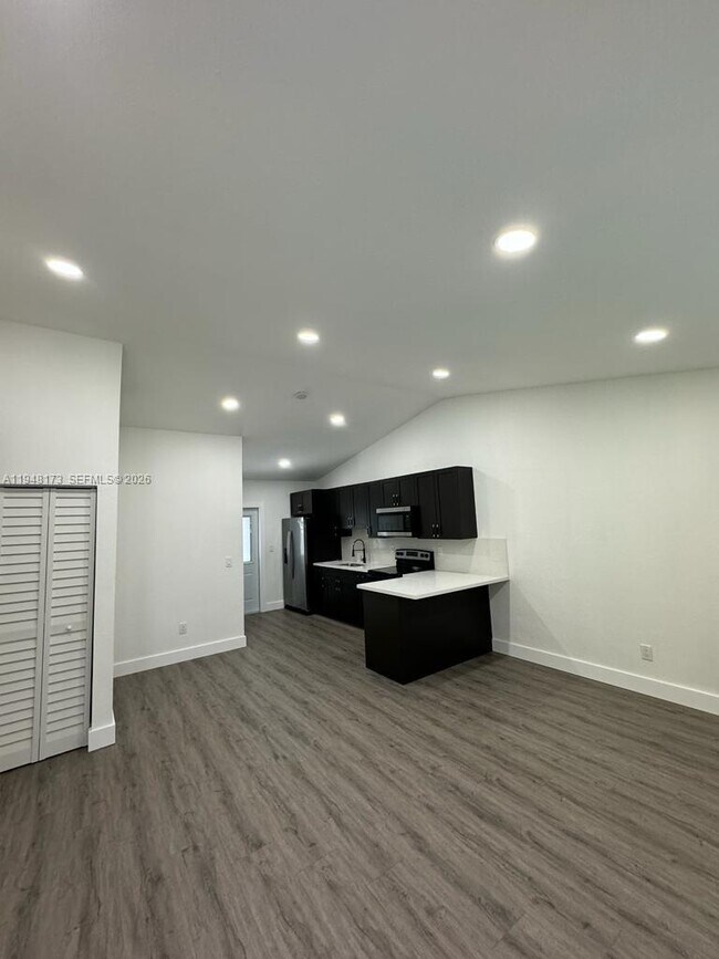 Building Photo - 11912 NE 10th Ave