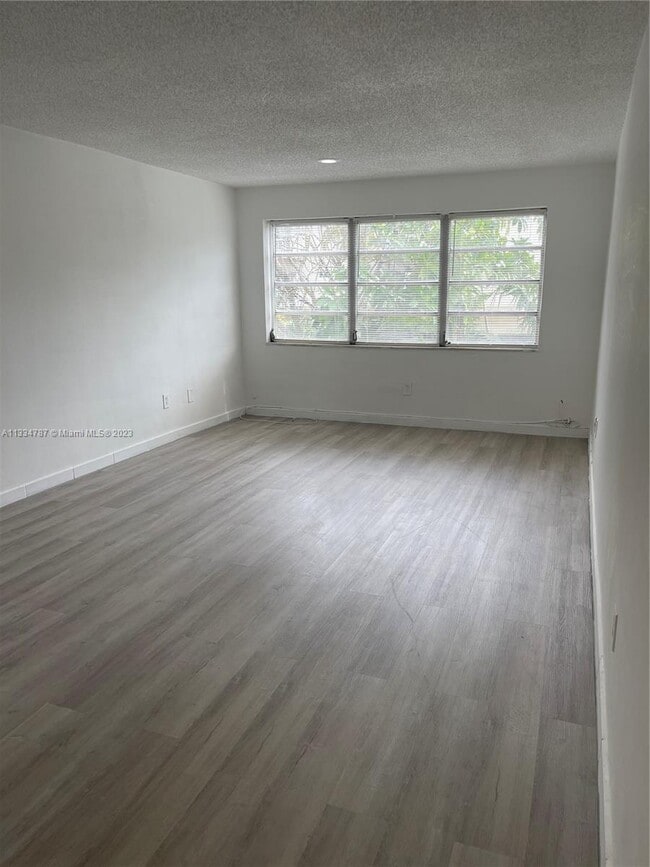 Building Photo - 300 NE 125th St