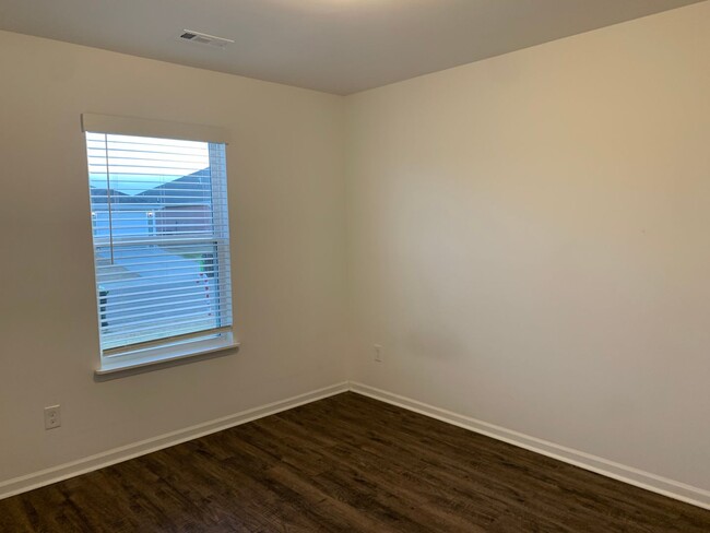 Building Photo - SPRING SPECIAL: $500 OFF FIRST MONTH RENT ...