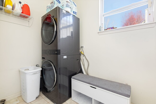 Building Photo - 9 Lake Plumleigh Ct