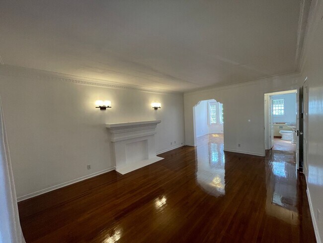 Building Photo - 927 Alandele Ave