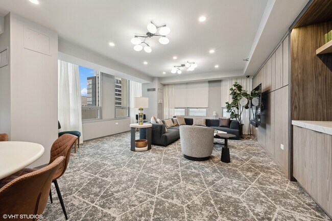 Building Photo - 701 S Wells St