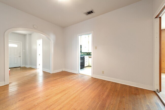 Building Photo - UT PRE-LEASE: 4 bed / 2 bath North Campus ...