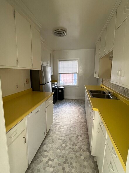 Building Photo - 934 8th Ave SW