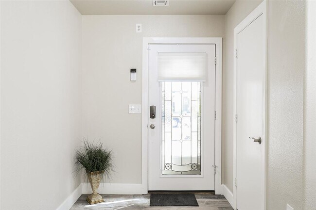 Building Photo - Fully Furnished - Turn Key - Short Term 31days+ - Sleeps up to 7