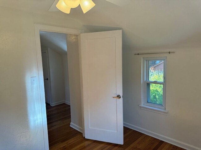 Building Photo - Completely Updated, Open , Quiet House in Oakmont!