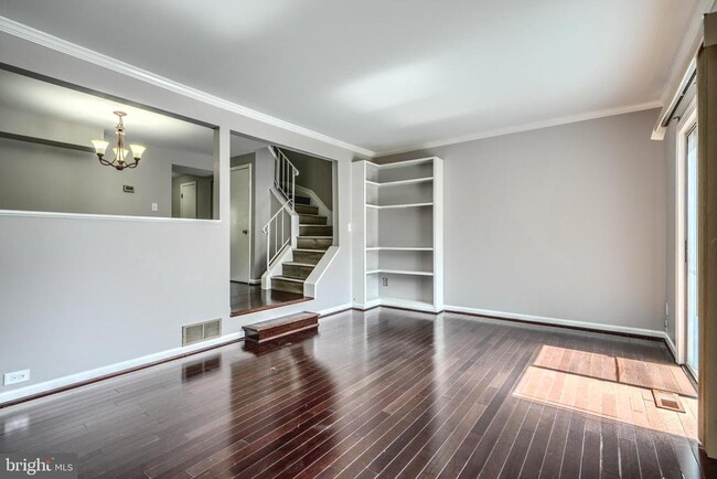 Building Photo - 9 Guinevere Ct