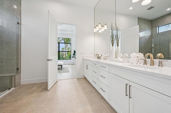 Building Photo - 13621 Le Christine Dr