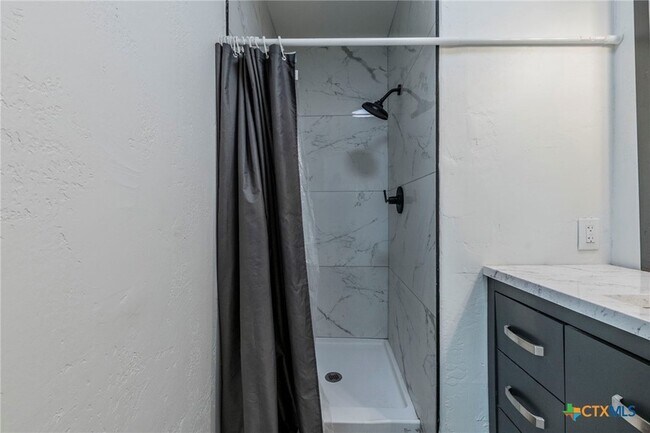 Building Photo - 4013 Valley View Dr