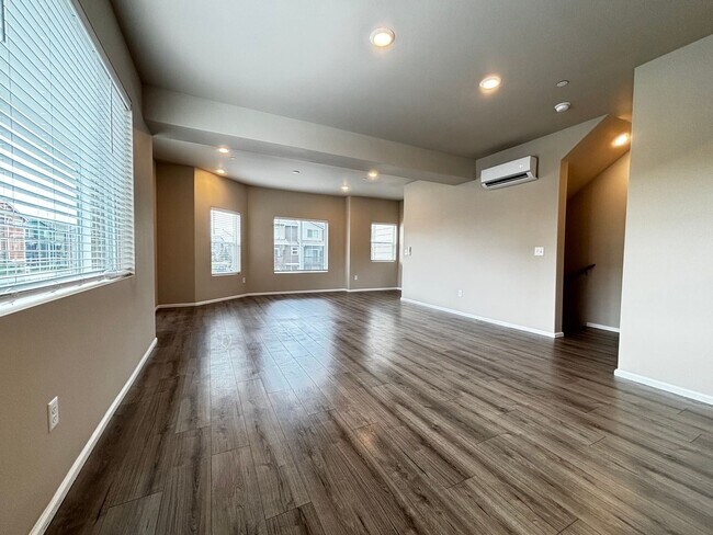 Building Photo - Wonderfully maintained Sunrise Townhome