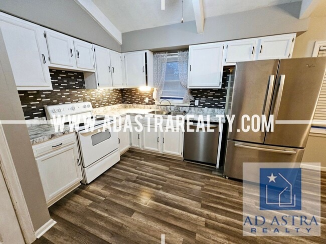 Building Photo - Open 3 Bed 2 Bath Home KCMO!!-Available NOW!!