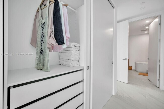 Building Photo - 17550 Collins Ave