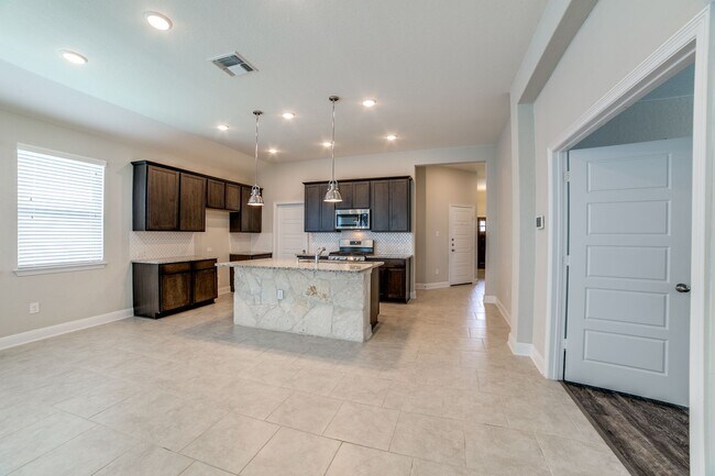 Building Photo - Waterford Park 3 Bed Single Story Home