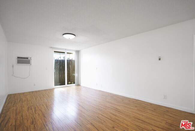 Building Photo - 425 S Kenmore Ave