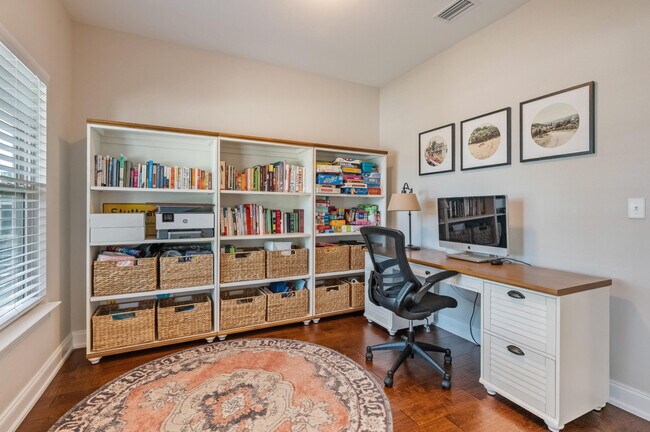 Building Photo - 903 Tadpole Ave