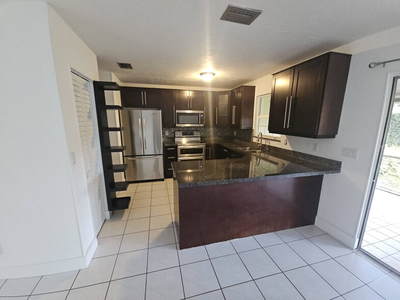 Building Photo - 2925 Belmont Ln