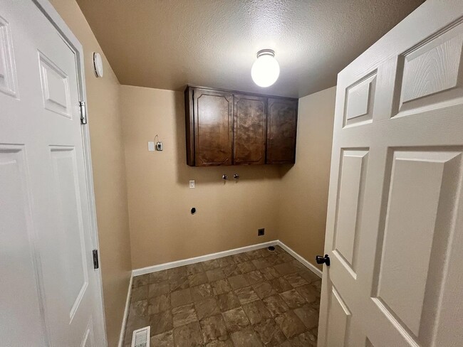 Building Photo - Rambler Golf Course View 3bd 2bath Avail. March 6th