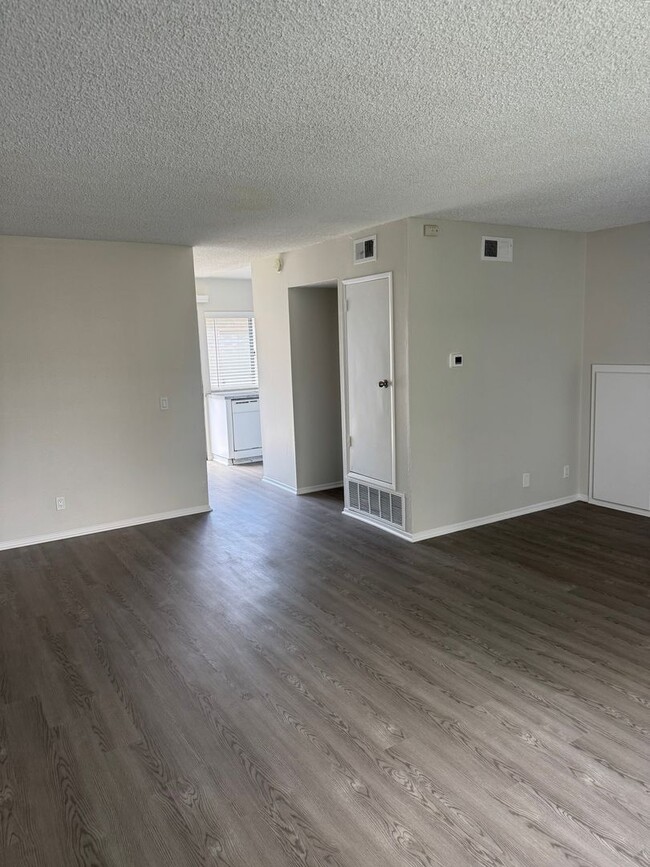 Building Photo - COMING SOON! 3 Bed + 1.5 Bath Townhouse