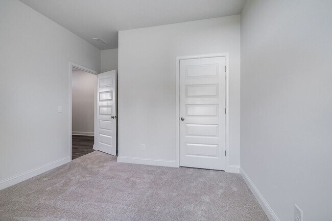 Building Photo - Beautiful 4 bedroom, 2 bathroom home locat...