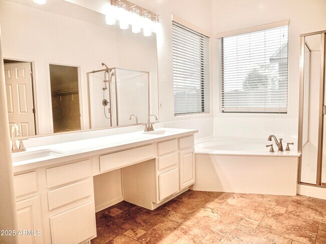 Building Photo - 1024 W Ayrshire Trail