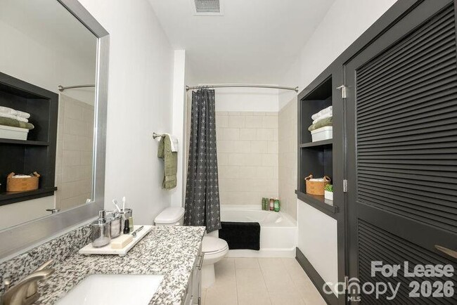 Building Photo - 425 W Trade St