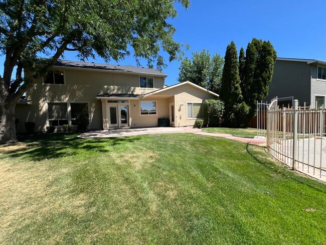 Building Photo - Beautiful 4 bed 3.5 bath home in Eagle jus...