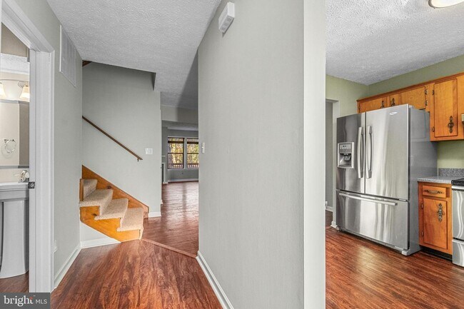 Building Photo - Red Oak