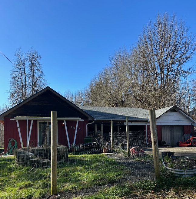 Building Photo - 2015 SE Ridge Rd
