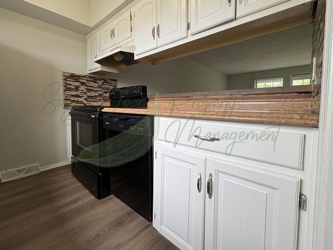 Building Photo - SPACIOUS TOWNHOME IN KANSAS CITY