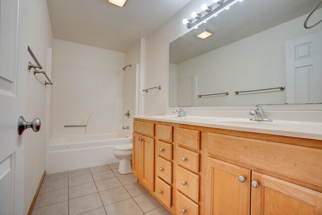 Building Photo - Woodridge Estates Townhomes