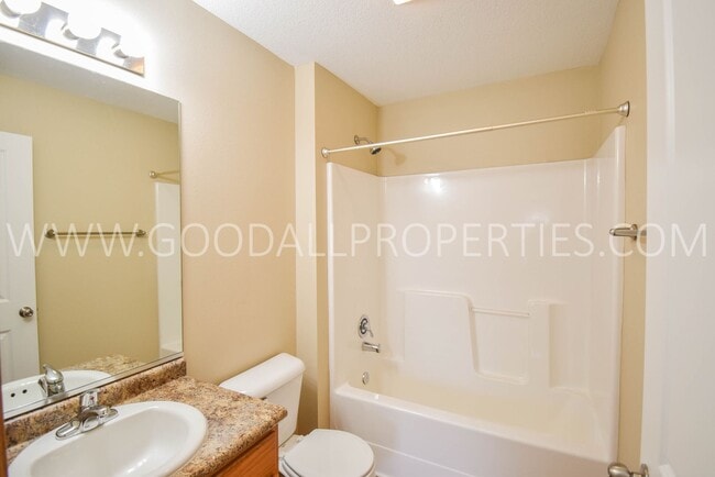Building Photo - 2 Bedroom, 2 1/2 Bath Townhome in Urbandale with attached Garage!!!