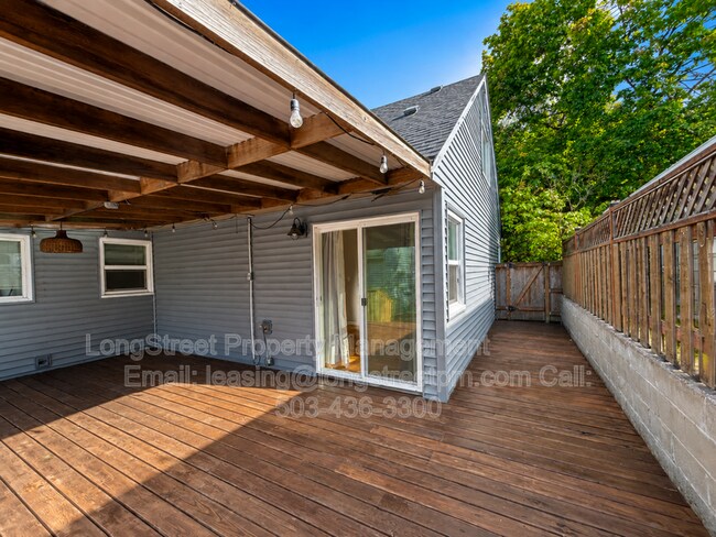 Building Photo - 2205 N Willamette Blvd