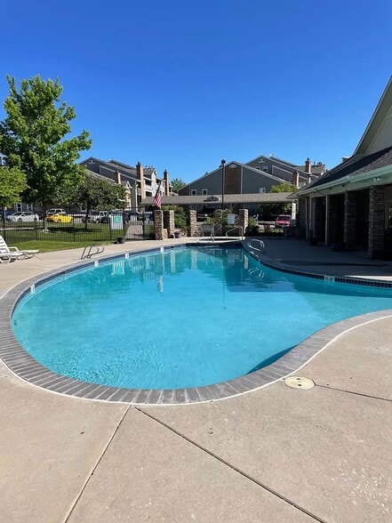 Building Photo - 12304 W Cross Dr