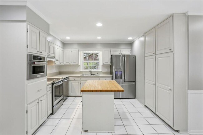 Building Photo - 5224 N Peachtree Rd