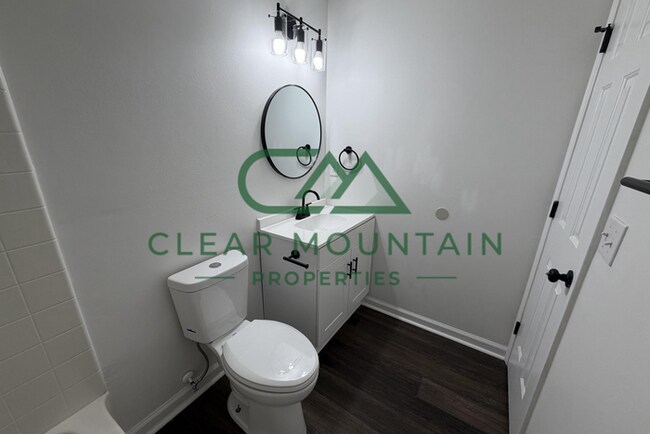 Building Photo - MOVE-IN SPECIAL! FREE RENT!